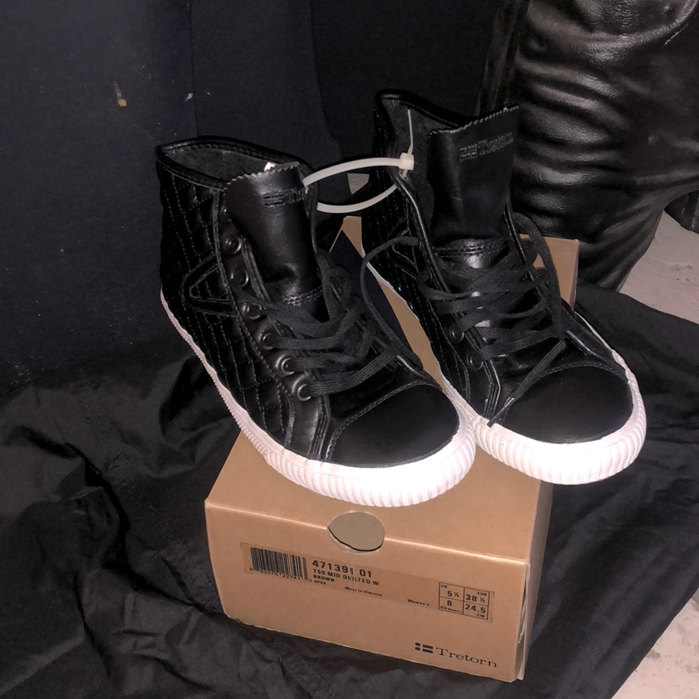 Black quilted sneakers by Tritons